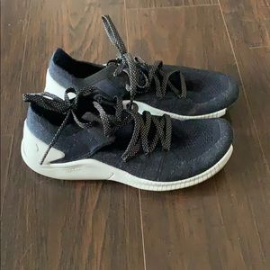 Nike shoes sz 6 navy blue- like new